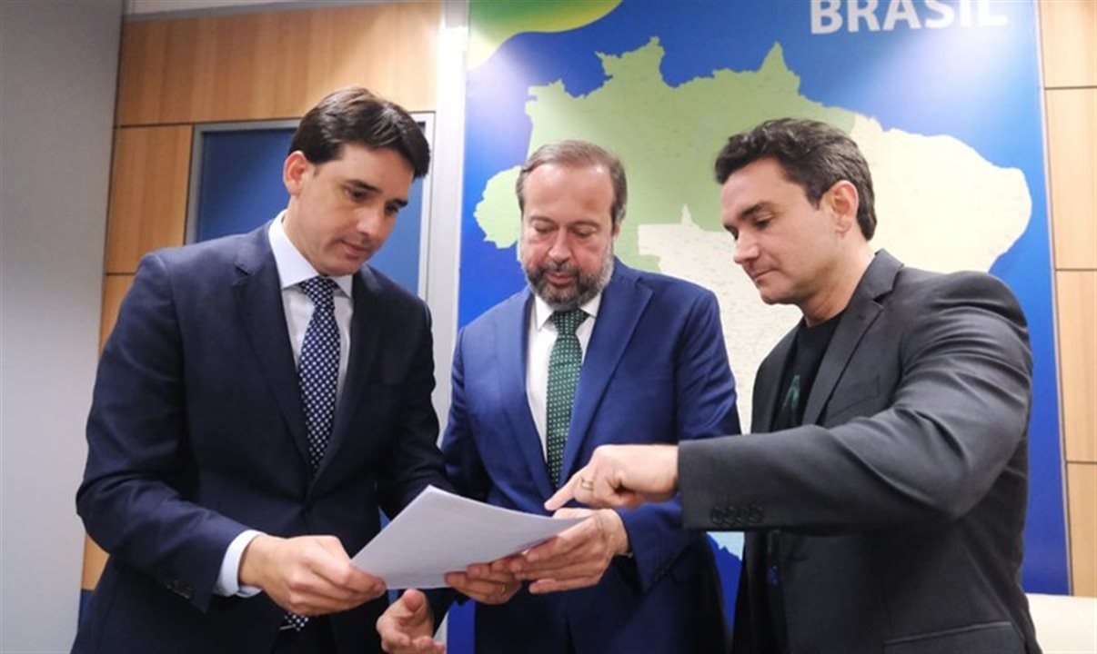 Ministro Silvio Costa Filho, Alexandre Silveira e Celso Sabino, discutiram a redução no preço dos combustíveis, incluindo o do querosene de aviação