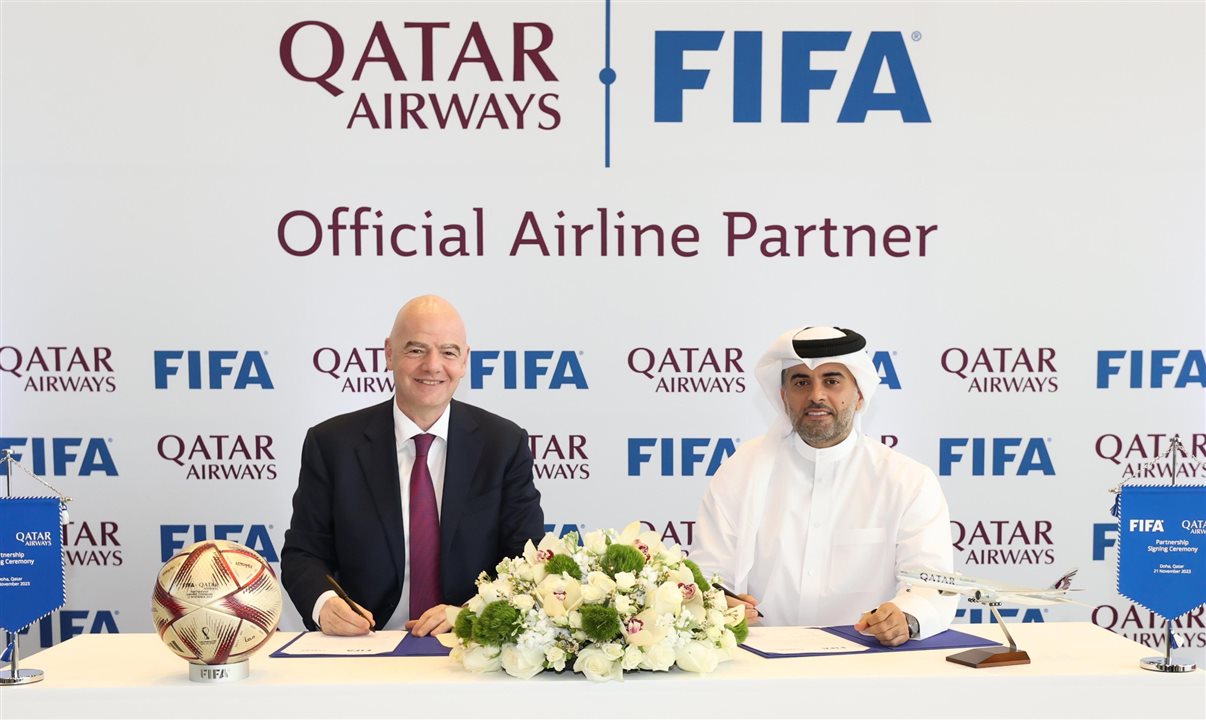 Gianni Infantino, presidente da FIFA, e Badr Mohammed Al-Meer, CEO do Grupo Qatar Airways
