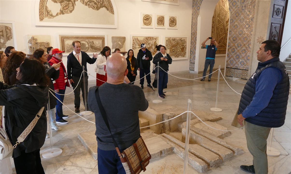 Tahar Driaa (Gold Experiences) guia grupo de agentes de viagens durante visita ao Museu do Bardo, em Túnis