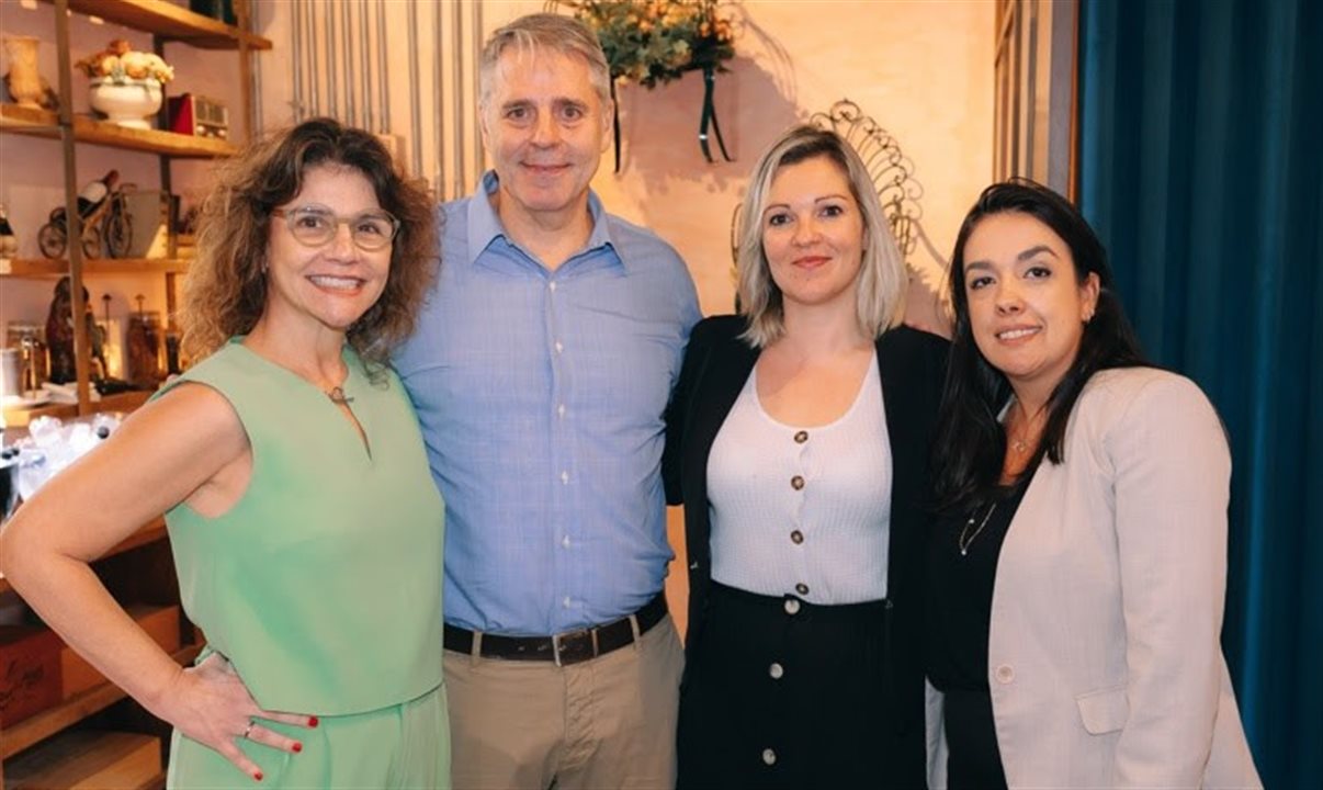 Represntantes da APG: Danielle Roman, presidente da APG Brasil; Eduardo Scalzo Moraes, executivo de vendas; Ophélie Chedrong, diretora executiva de produtos, e Cláudia Bischachin, gerente de contas.
