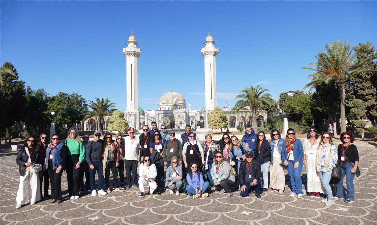 Famtour da Flot Viagens em frente ao mausoléu de Habib Bourguiba, em Monastir (Tunísia)