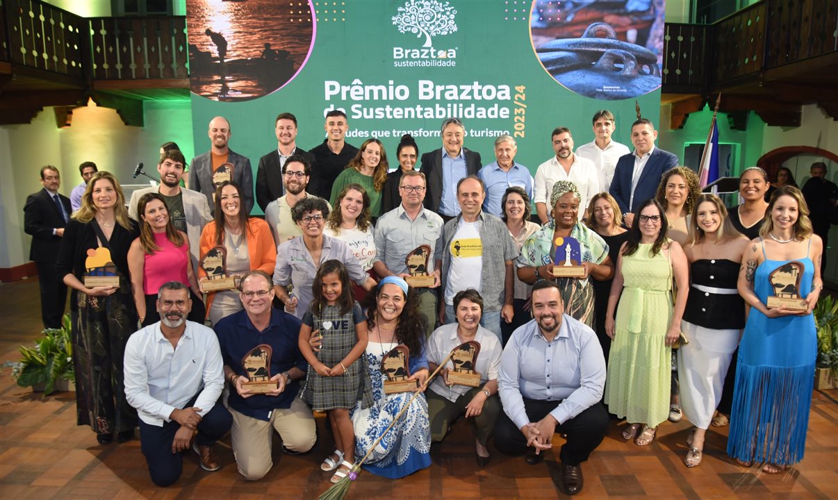Finalistas, campeões, autoridades e equipe Braztoa celebram a noite de premiação
