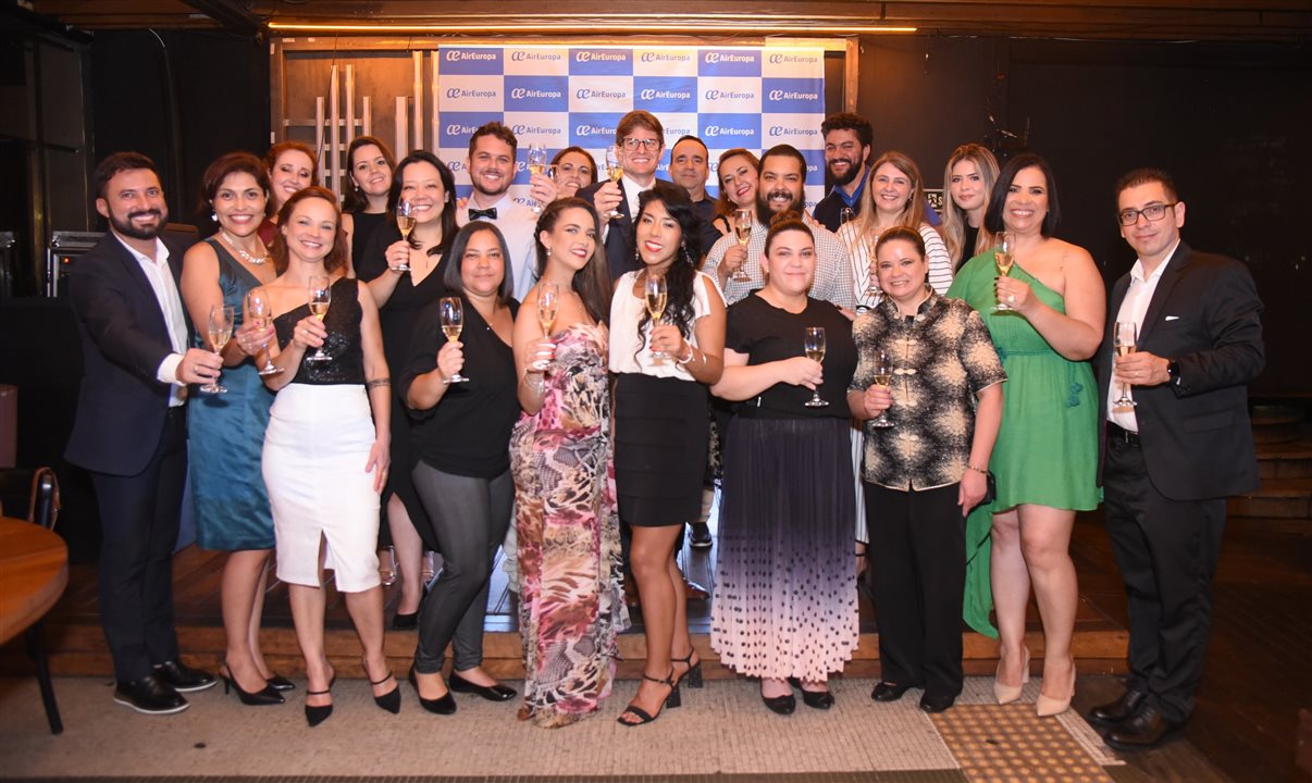 Equipe da Air Europa no Brasil reunida para celebrar o marco