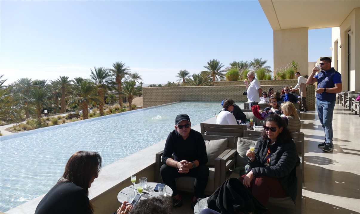 Agentes de viagens convidados pelo famtour da Flot foram recebidos com coquetéis no Anantara Resort, em Tozeur (Tunísia)