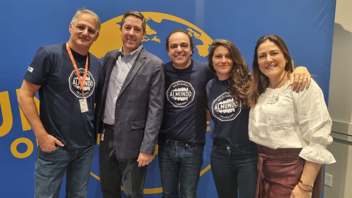 Diego García, da CVC Argentina, Marcos Paes de Barros, VP da Universal, Fabio Godinho, CEO da CVC Corp, Erika Schamis, diretora de Marketing e Product-Pricing da Argentina, e Gabriella Cavalheiro, diretora da Universal Destinations & Experiences