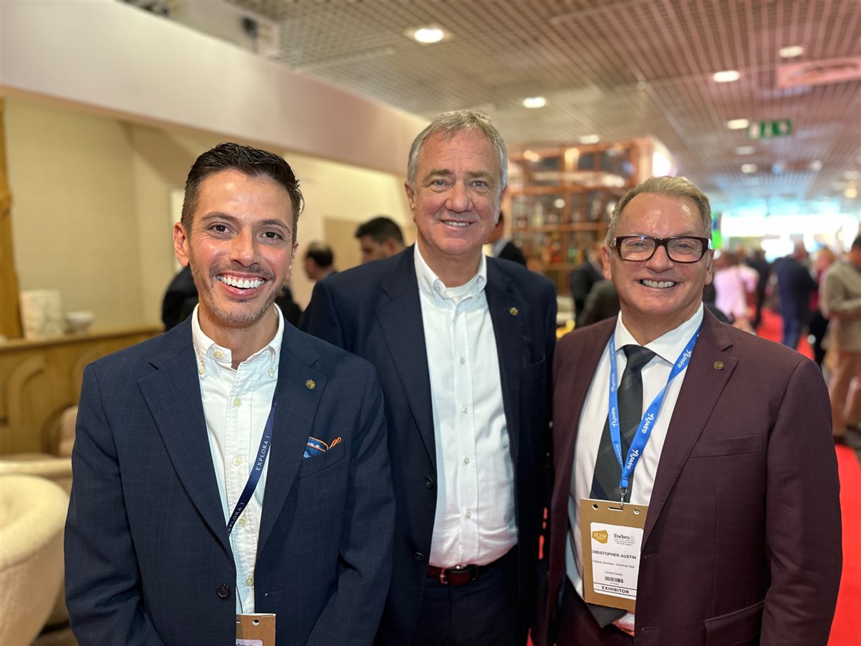 Pierfrancesco Vago, chairman da MSC Cruzeiros, entre Flavio Corrêa e Chris Austin, da Explora Journeys, empresa de cruzeiro de luxo do Grupo MSC