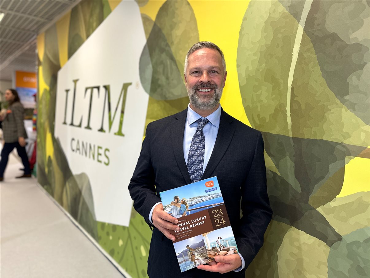 Simon Mayle, da ILTM, mostra a terceira edição do Annual Luxury Travel Report, feito pela PANROTAS em parceria com a ILTM e distribuído em Cannes para o público internacional