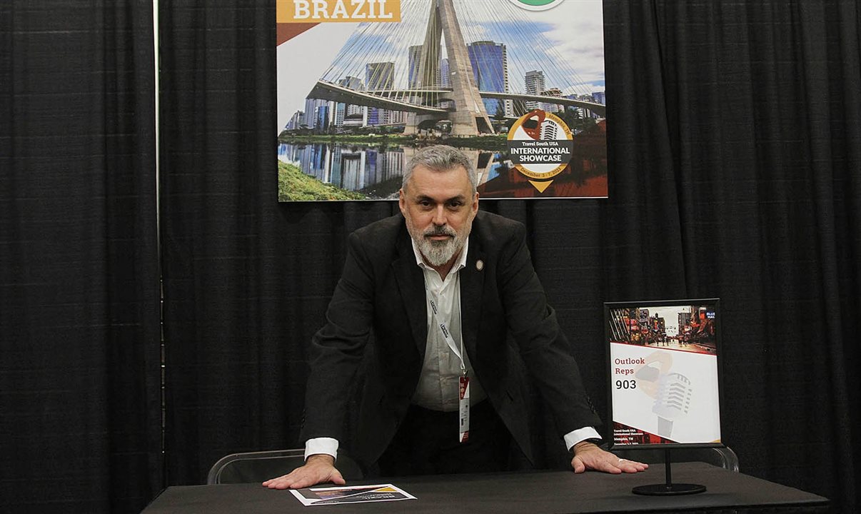 Allan Colen, da Travel South USA, posa em sua mesa no Centro de Convenções de Memphis durante o International Showcase