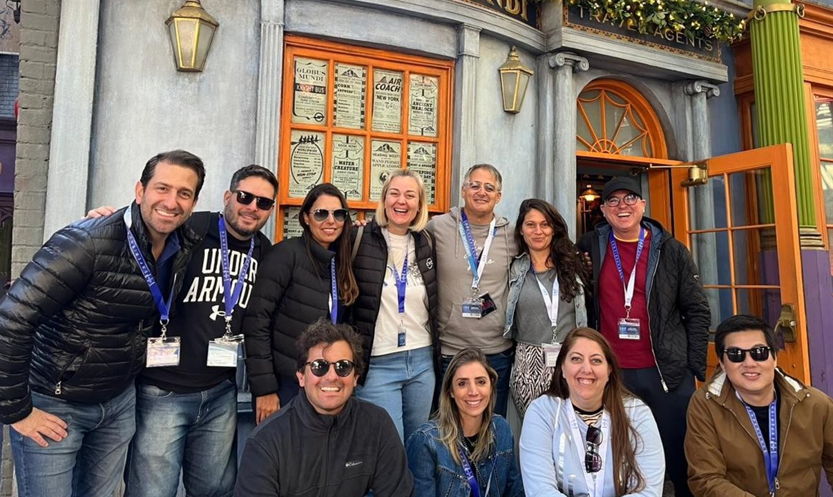 Grupo em frente à agência de viagens dentro de Diagon Alley, área de Harry Potter no Universal Studios