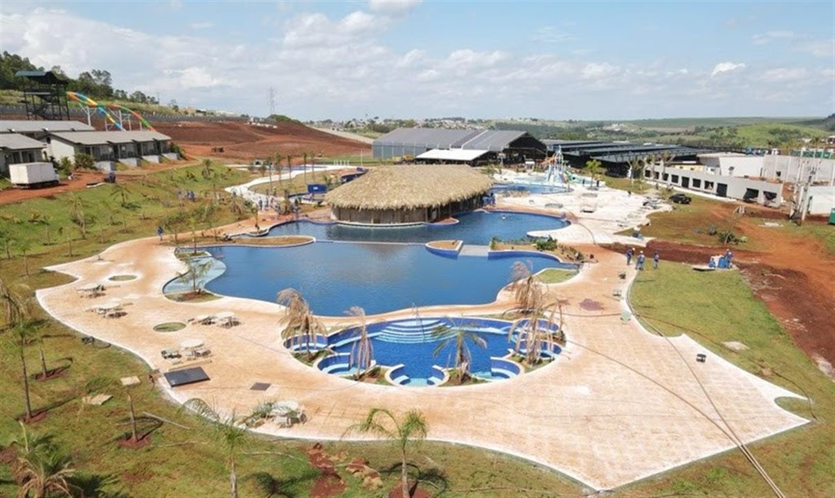 Novo complexo de lazer integrado por hotel e resort contará com fontes de águas termais, parque aquático e praia