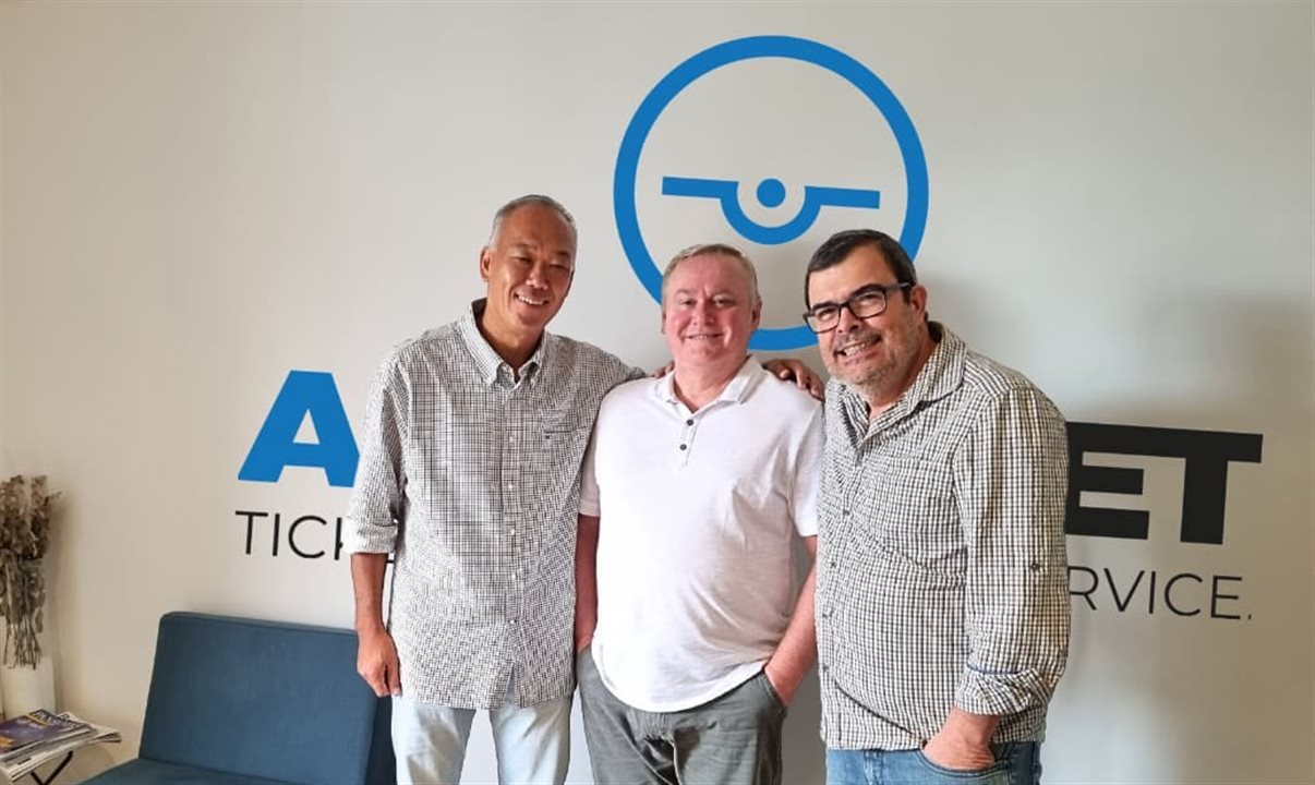 Naru Kashiwaba, Roberto Araujo e Vanderlei Folgueral, da Aerticket Brasil