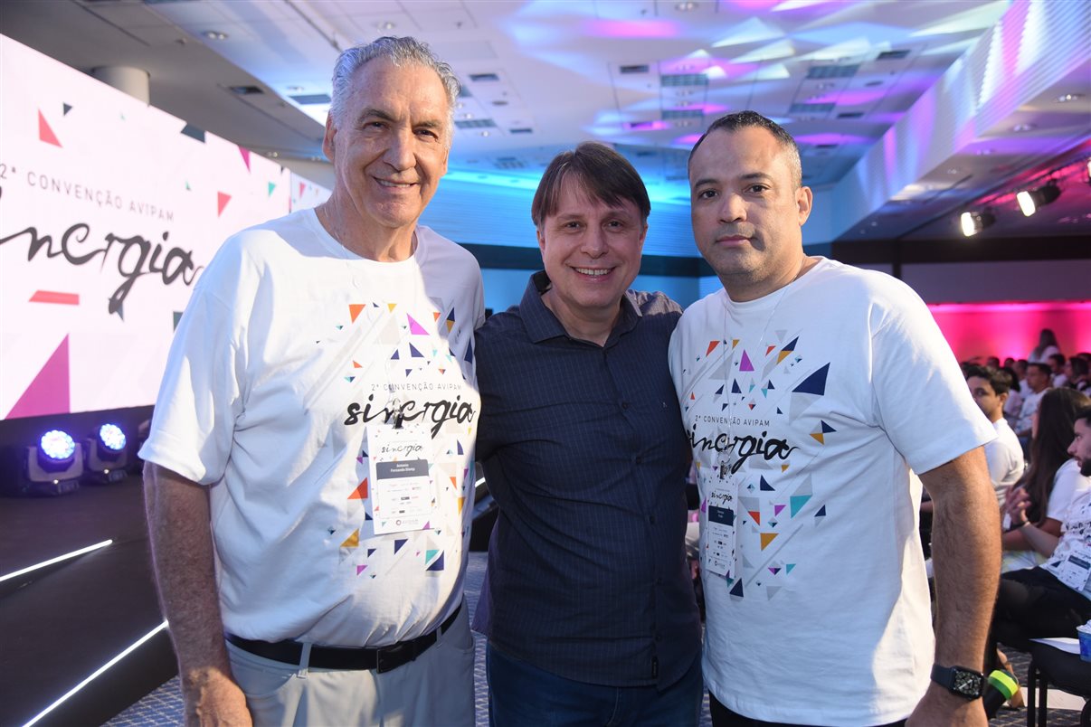Klaus Kuhnast, da Bekup, entre Fernando Slomp e Peterson Prado, da AVIPAM