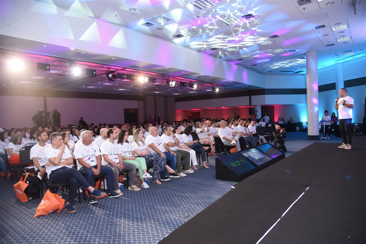 Peterson Prado apresenta números e metas para colaboradores AVIPAM