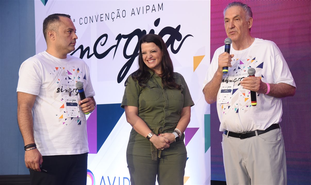 Andressa Zorgetti, do Bradesco Seguros, entre Peterson Prado e Fernando Slomp, da AVIPAM