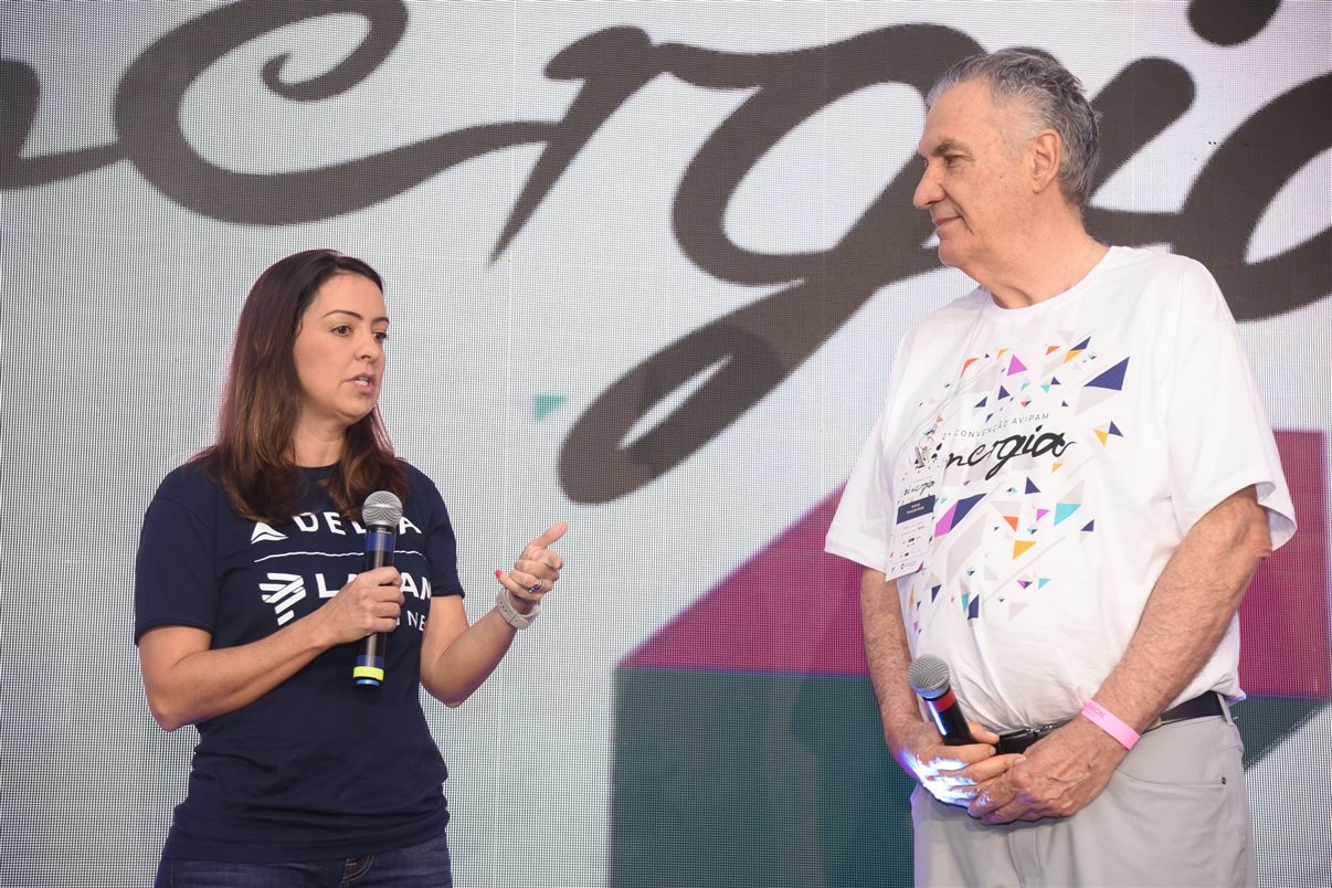 Aline Mafra, da Latam, e Fernando Slomp, da AVIPAM