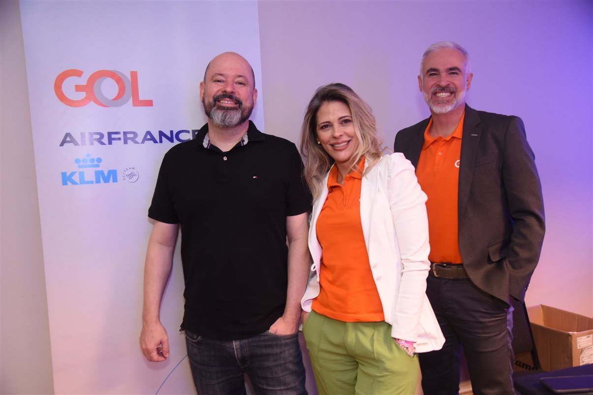 Fabio Lessa, da Air France-KLM, com Adriana Dias e Anderson Wolff, da Gol