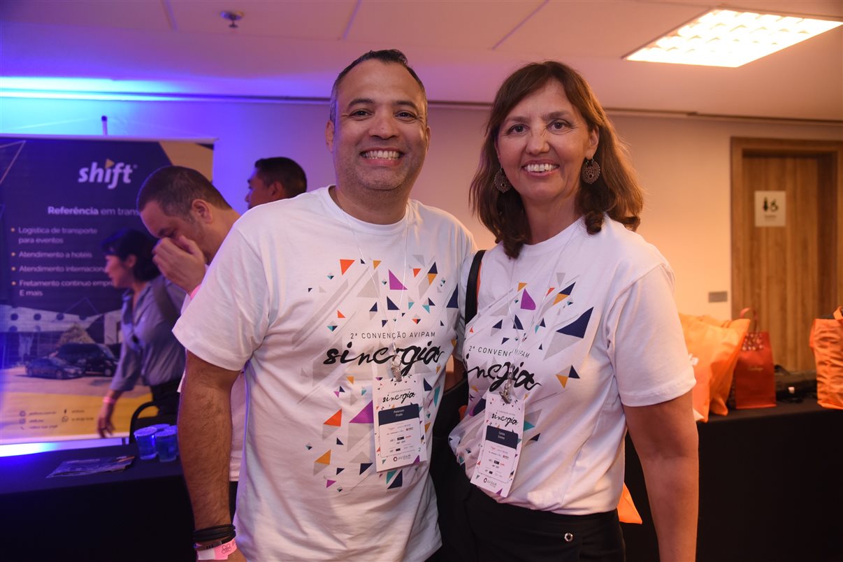 Peterson Prado, da AVIPAM, e Carina Grenno, da Travel Leaders