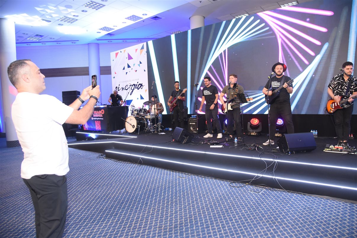 Peterson Prado acompanhando a banda