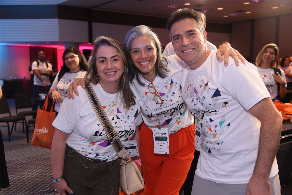 Claudia Quirici e Carolina Guolo, com Venicio Cardoso, da Travel Leaders