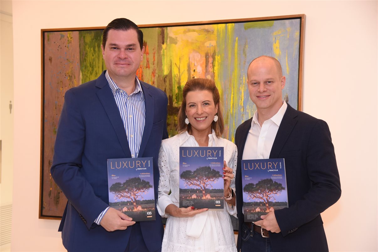Maurice Padovani e Marina Gouvêa, da Primetour, com José Guilherme Alcorta, da PANROTAS, no lançamento da terceira edição da Luxury Travel, na Dan Galeria, em São Paulo