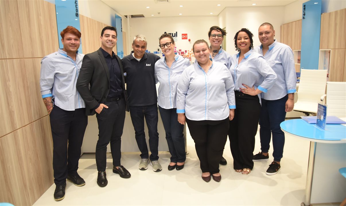 Equipe da loja 100 da Azul Viagens, localizada no Shopping Vila Lobos, em São Paulo