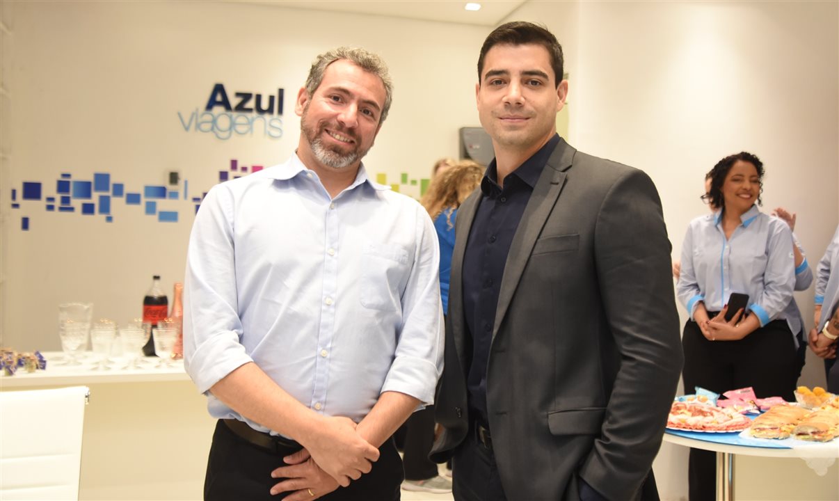 Ricardo Bezerra, gerente Comercial da Azul Viagens, e Lucas Bittencourt, empresário que investiu na loja 100 da operadora
