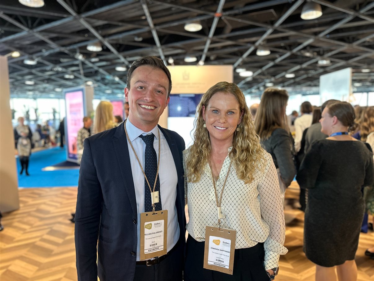Willian Pulvirenti, diretor da The Leading Hotels of the World no Brasil, e Armanda Santangeli, diretora da rede para as Américas, na ILTM Cannes 2023