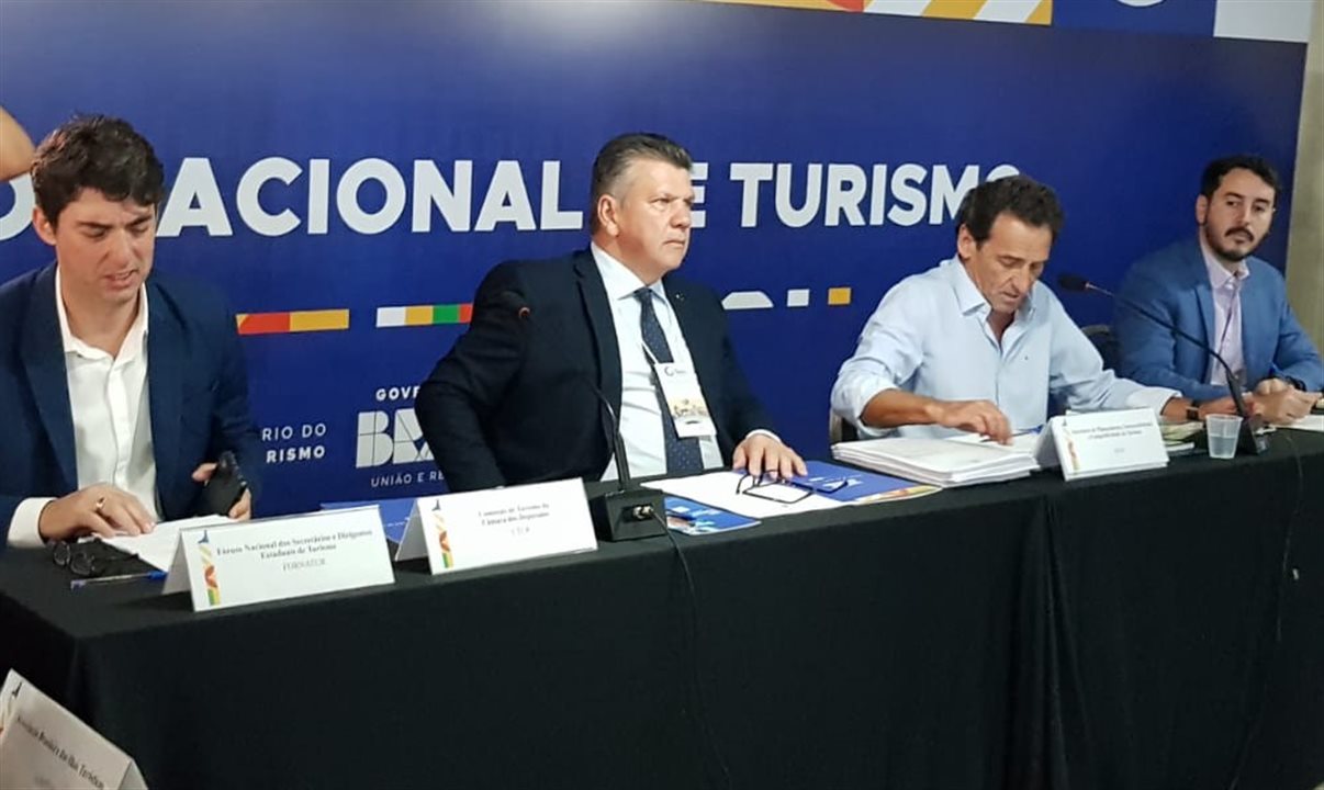Milton Zuanazzi preside a reunião de posse do Conselho Nacional de Turismo, ao lado de Fabricio Amaral, do Fornatur, José Carlos Cirilo, do Sesc-DF e CNC, e Roberto Gevaerd, da Embratur