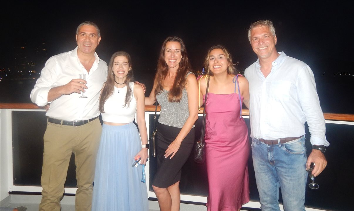 Dario Rustico, Cintia Carlotti, Marina Moreira e Isabelly Simoncello, da Costa, com Alex Calabria, da Krooze