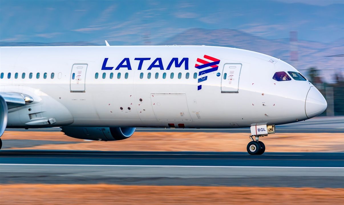 A Latam oferece aos clientes alternativas de alterar os voos da data ou solicitar reembolso
