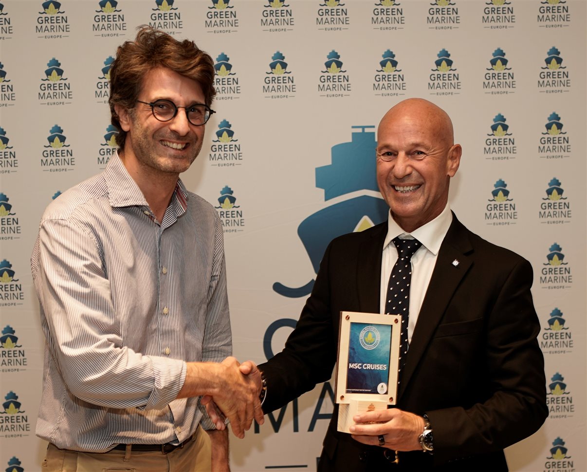Capitão Minas Myrtidis, à direita, recebeu o prêmio Green Marine Europe Label em nome da MSC