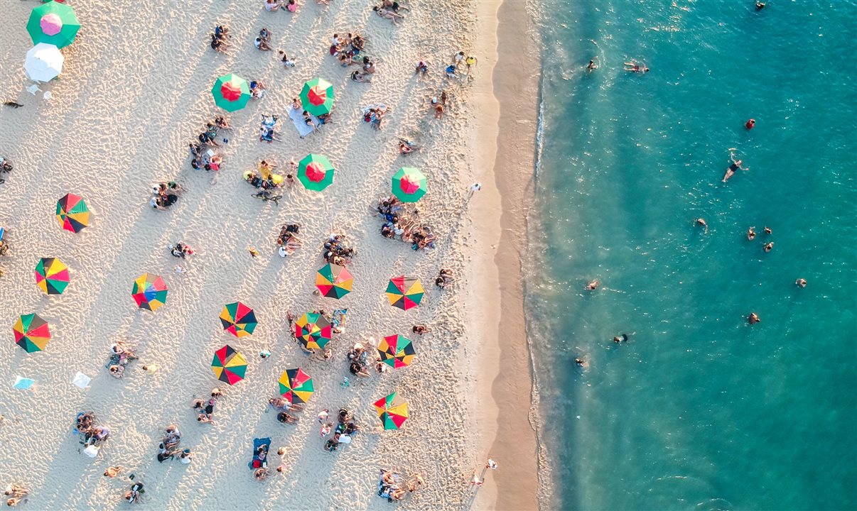 58% dos viajantes brasileiros da GenZ planejam fazer uma viagem para a praia