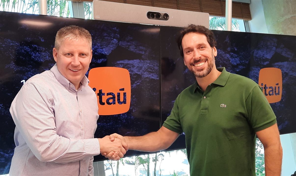 John Rodgerson, CEO da Azul, e Alexandre Zancani, membro do comitê executivo do Itaú Unibanco