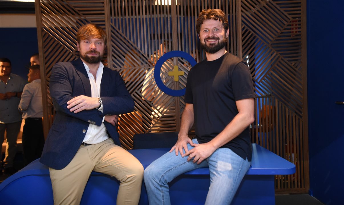 Jarick Piasecki e Lukasz Gieranczyk, sócios fundadores da Quero Passagem, na entrada do lounge vip que a empresa inaugurou no Terminal Rodoviário do Tietê, em São Paulo