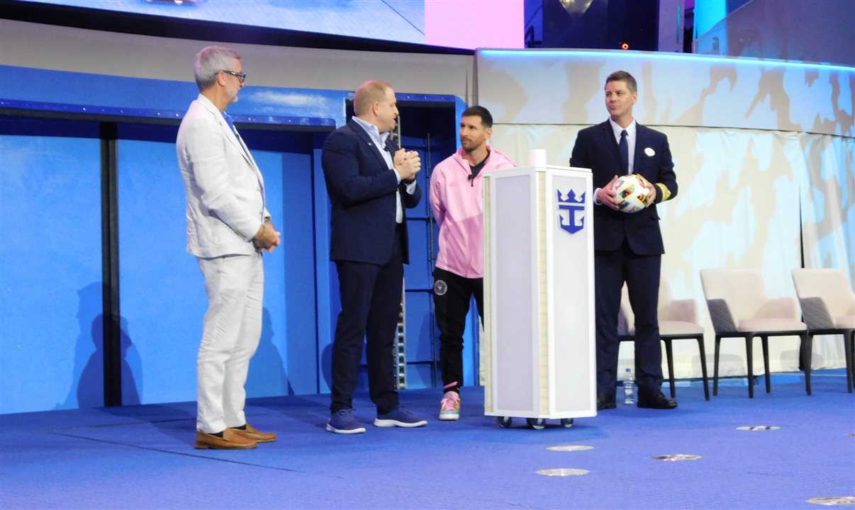 Messi junto aos executivos da Royal Caribbean durante cerimônia de inauguração do navio 