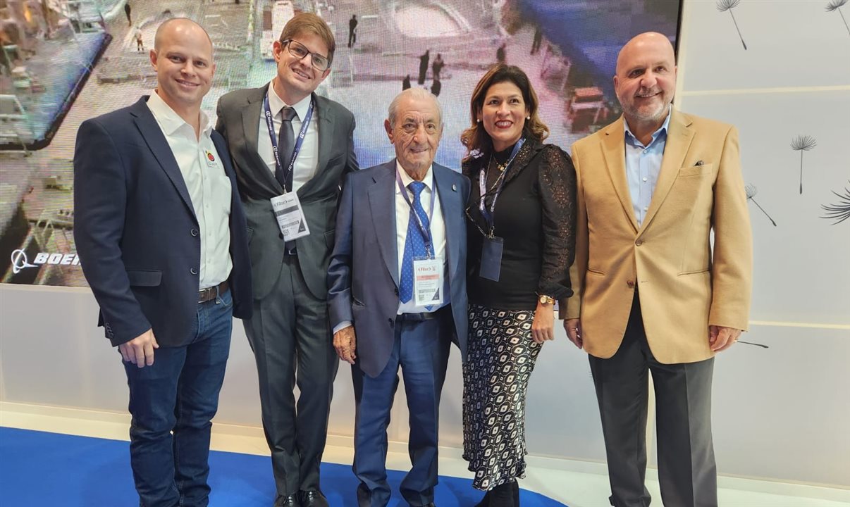 José Guilherme Alcorta, da PANROTAS, com Gonzalo Romero, Juan Jose Hidalgo e Karim Balarezo, da Air Europa, e Carlos Vazquez, na Fitur 2024, em Madri
