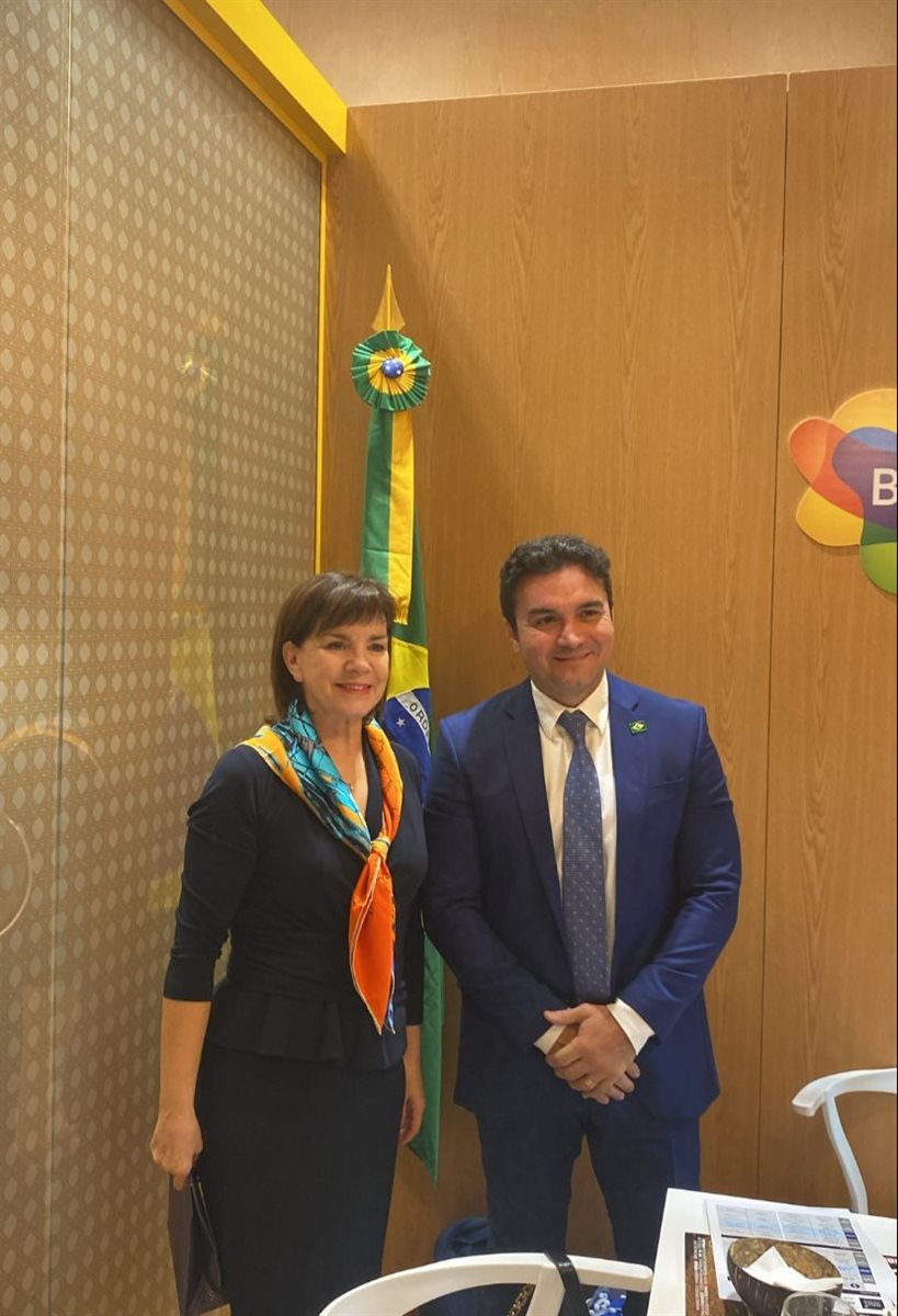 Julia Simpson, presidente e CEO do WTTC, com o ministro do Turismo do Brasil, Celso Sabino