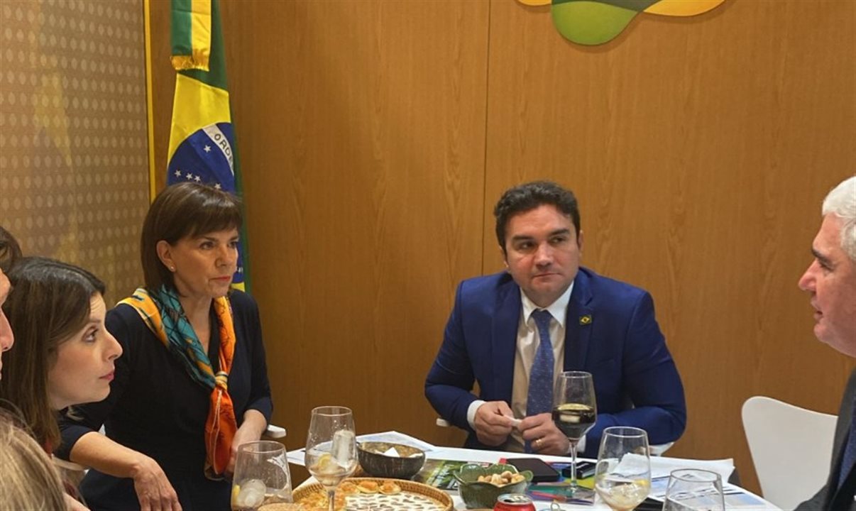 Virginia Messina e Julia Simpson, do WTTC, com o ministro do Turismo, Celso Sabino, e o embaixador do Brasil na Espanha, Orlando Ribeiro
