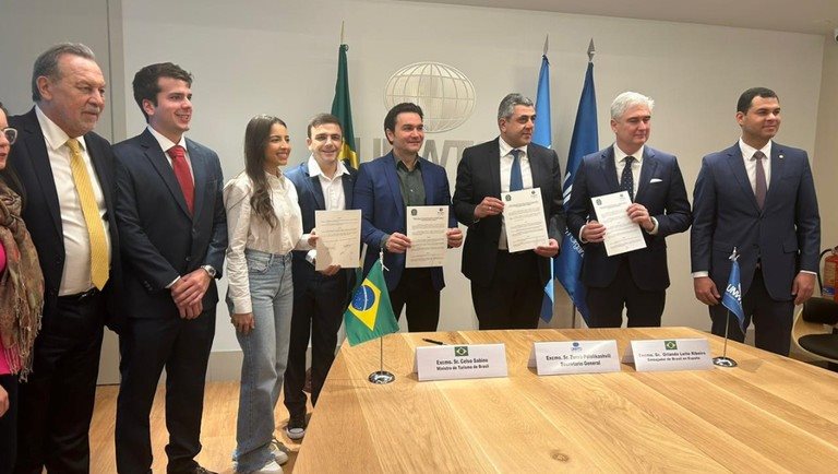 Acordo entre MTur e OMT foi assinado durante a participação do Brasil na Fitur, na Espanha, nesta sexta-feira (26)