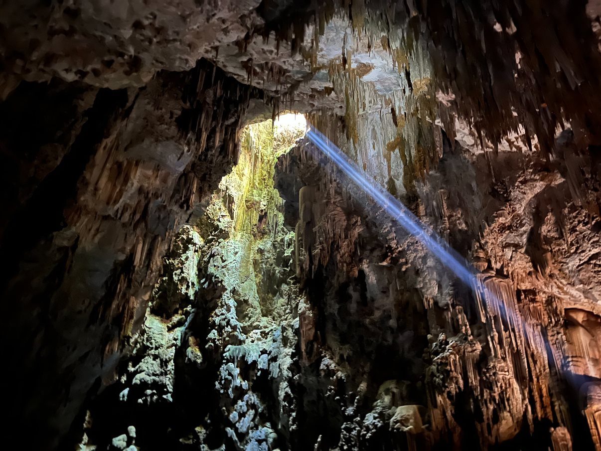 Feixe de luz através da pequena abertura pela qual descem os visitantes é responsável por iluminar o Abismo Anhumas