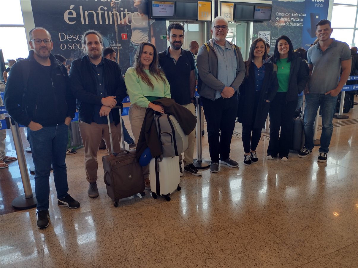 O grupo do famtour de Malta no portão de embarque da ITA Airways no aeroporto de Guarulhos
