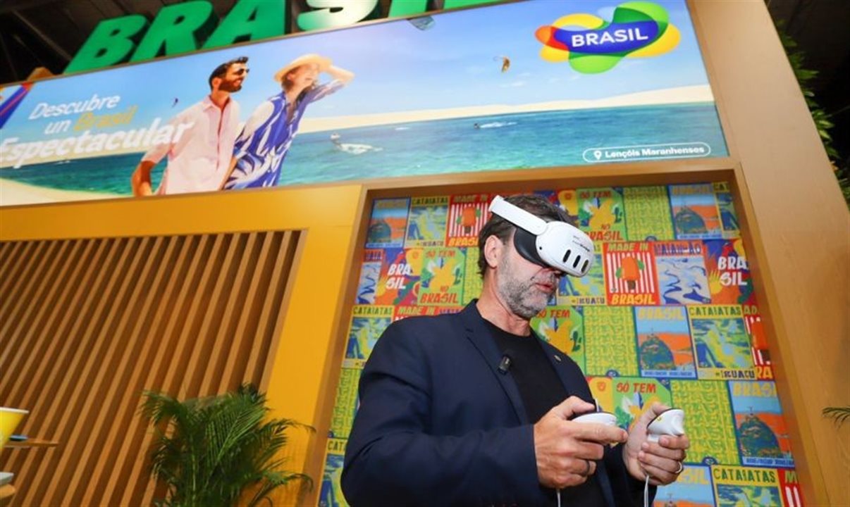 Marcelo Freixo, presidente da Embratur, testa os óculos de realidade virtual que mostram o metaverso interativo do Turismo brasileiro