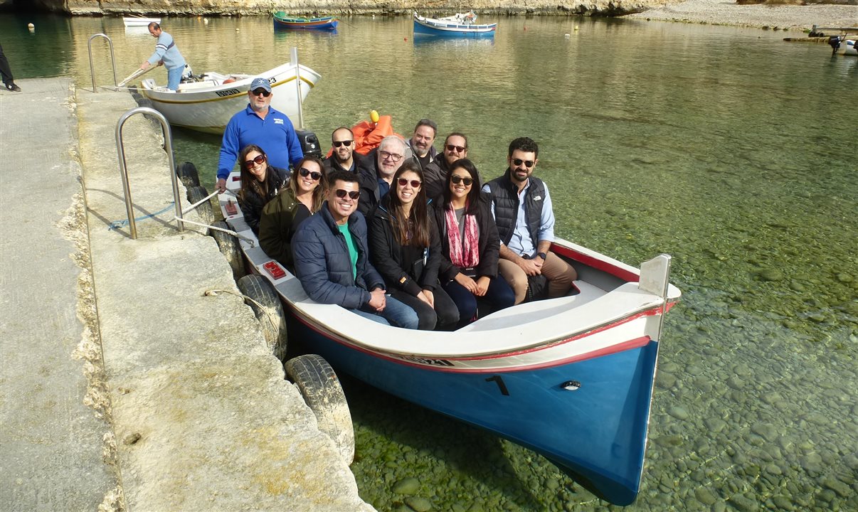 Grupo do famtour no barco que faz passeio pela Baía de Dwejra, para a observação de falésias e entrada em grutas marinhas