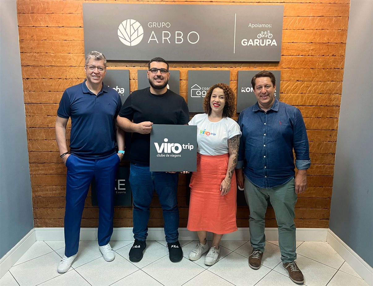 Marcos Dias, CEO da ViroTrip; Victor Mantanher, CTO da ViroTrip; Ana Rosa Domingues, CCO da ViroTrip; e Charles Franken, diretor executivo do Grupo Arbo