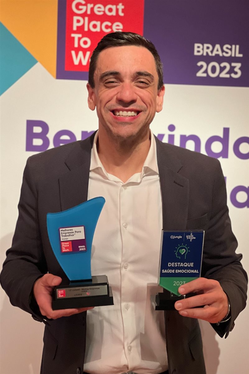 Bruno Venancio recebe os prêmios da Coris