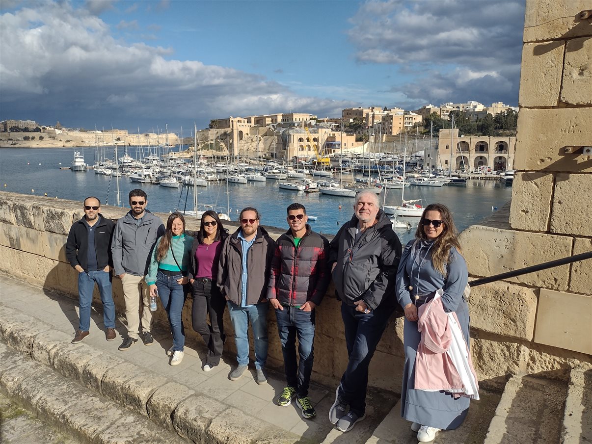 O grupo do famtour de Malta na histórica cidade de Vittoriosa, com vista para os barcos da marina
