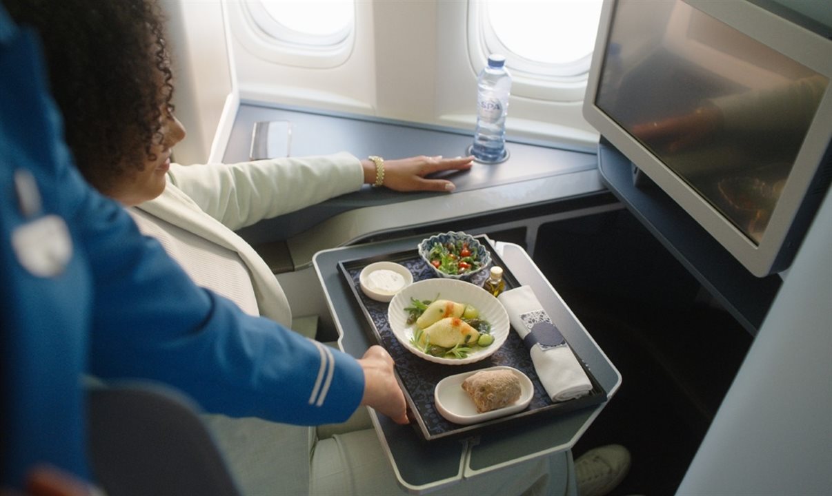 Por meio de IA, a companhia aérea conseguirá reduzir o desperdício e alimentos 