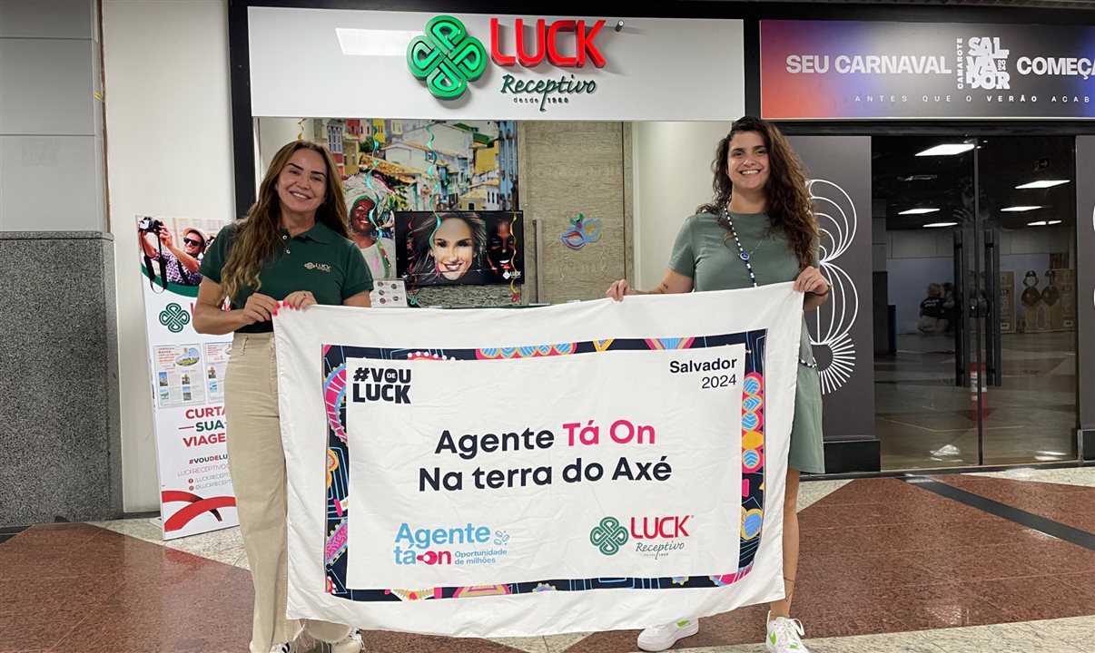 Christiane Teixeira, da Luck Receptivo, e Giulliana Mesquita, da Azul Viagens, recebem os top de vendas da operadora