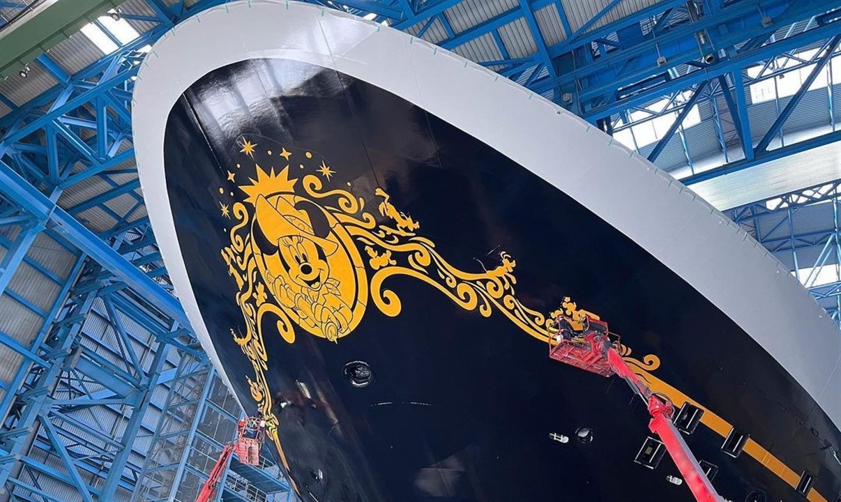 Cada navio da frota da Disney Cruise Line tem sua própria obra de arte gravada em relevo na proa