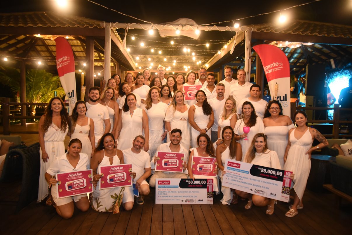 Reunidos, os vencedores da campanha da Azul Viagens celebram seu desempenho